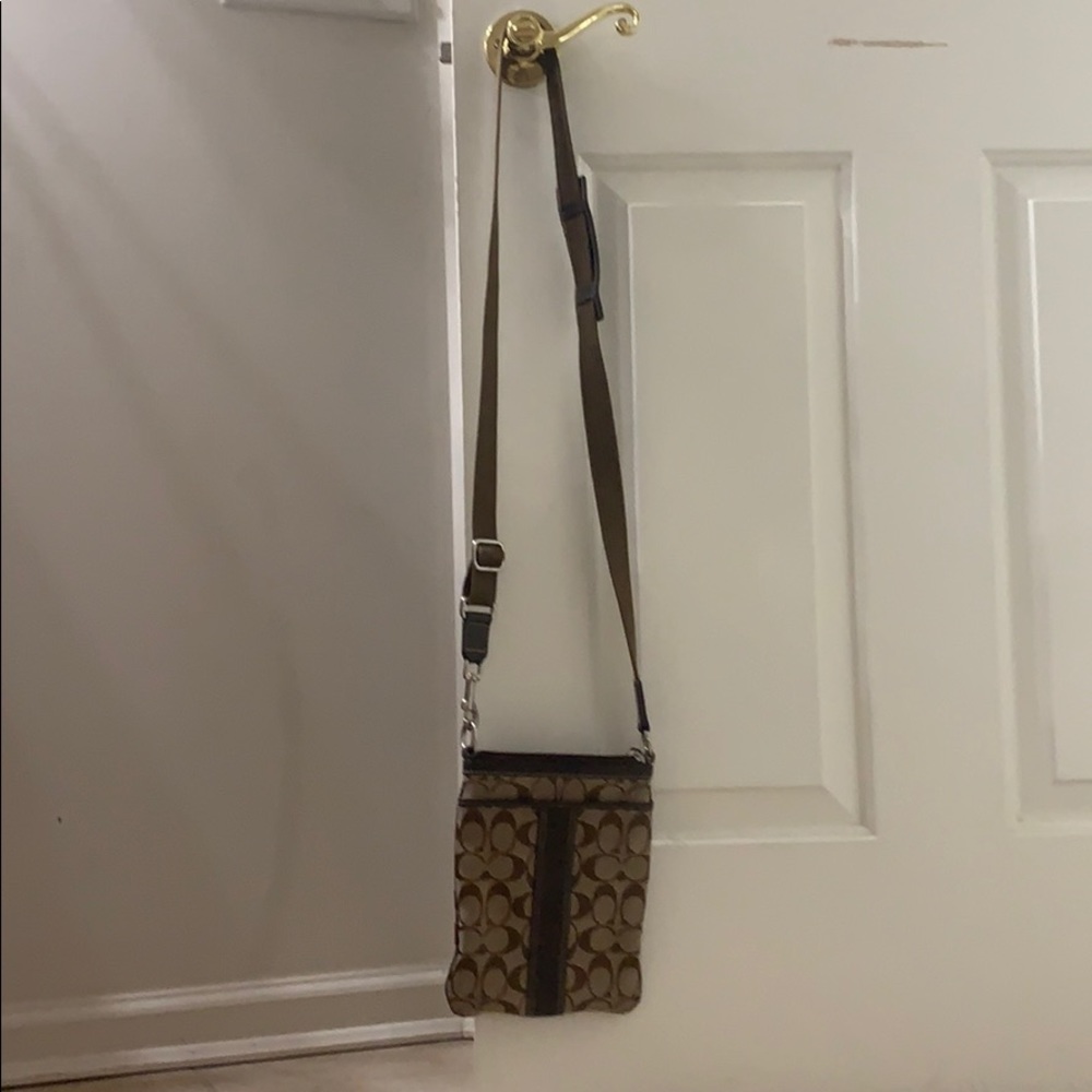 Coach Cross Body Signature bag - Picture 2 of 12